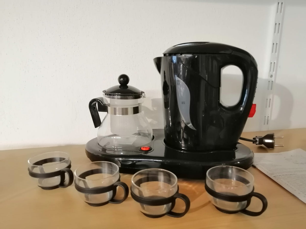 Bollitore nuovo con 4 tazze e caraffa